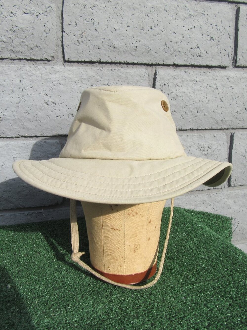 Tilley Endurables Beige The Tilley Hat LT6 Size 7 1/2